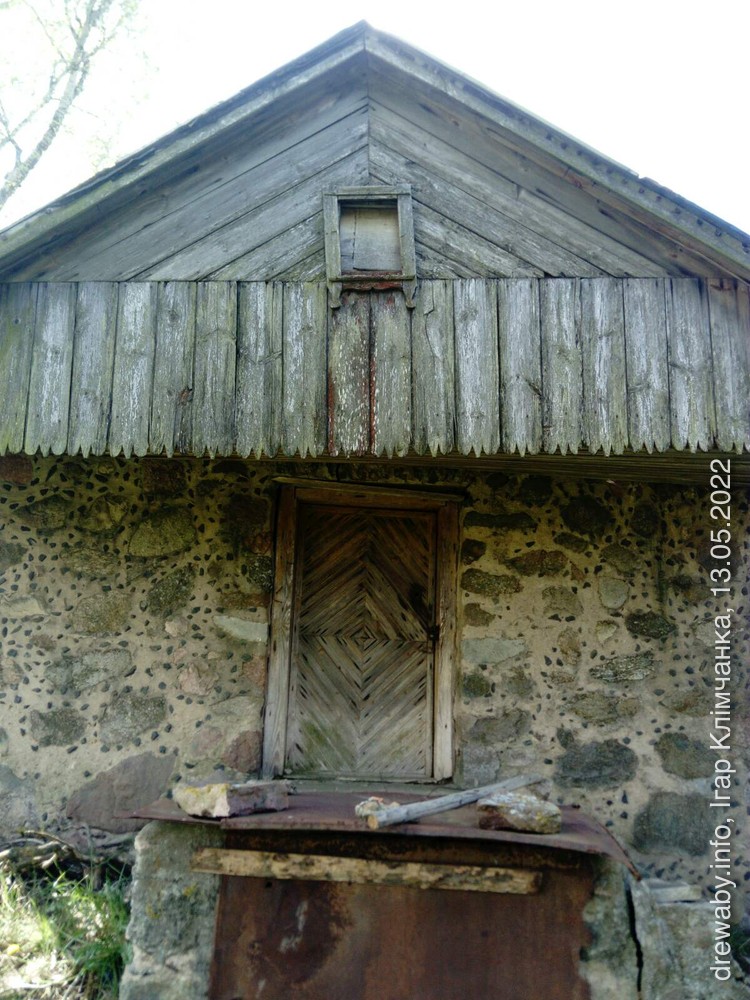 Дзьверы і драўляная аздоба франтону гасп.адарчай пабудовы