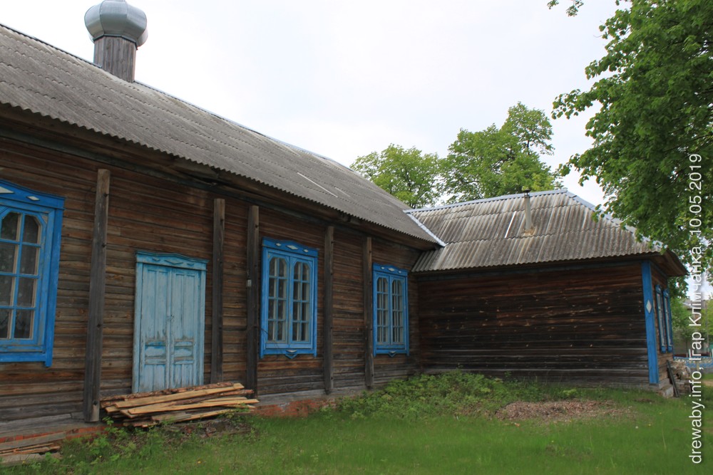 Скрыгалаў, Былая школа на цвінтары.