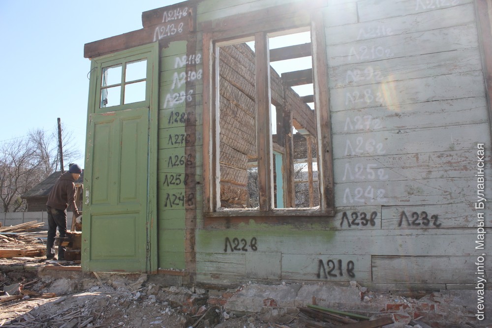 Энтузіясты разбіраюць дом, каб захаваць яго элементы.