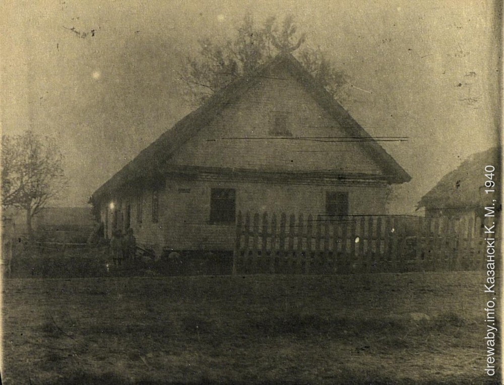 Апісанне Казанскага К. М.: Крестьянский каменный дом ("каменны дом", "мураваны дом") с соломенной крышей ("стрэхой"). Дом построен по типу деревянных хат.