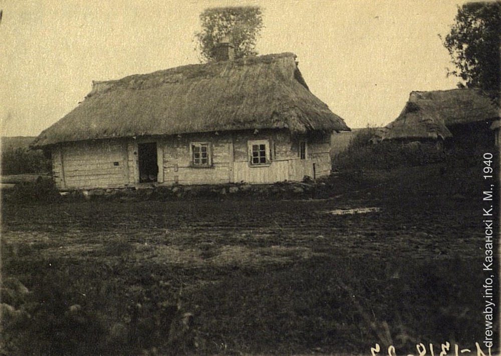 Апісанне Казанскага К. М.: Хата одножильная. Сзади "сени" или "прыпен". Крыша со "спуском".