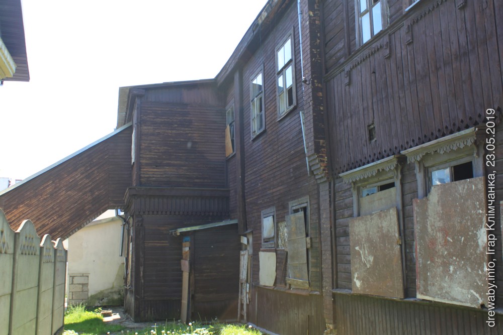 Брандма́уэр між дамамі па вул.17 Верасня-53 (праворуч)  і  вул.Валковіча-23 (леворуч) у  Гародні.