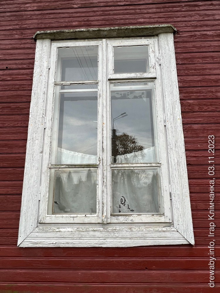 Акно на паўночным фасадзе музэя.